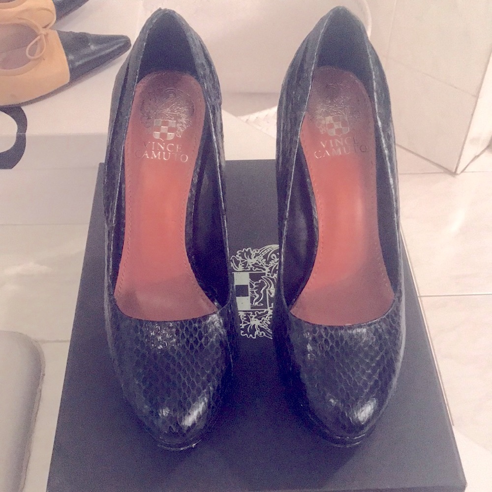 Black pumps